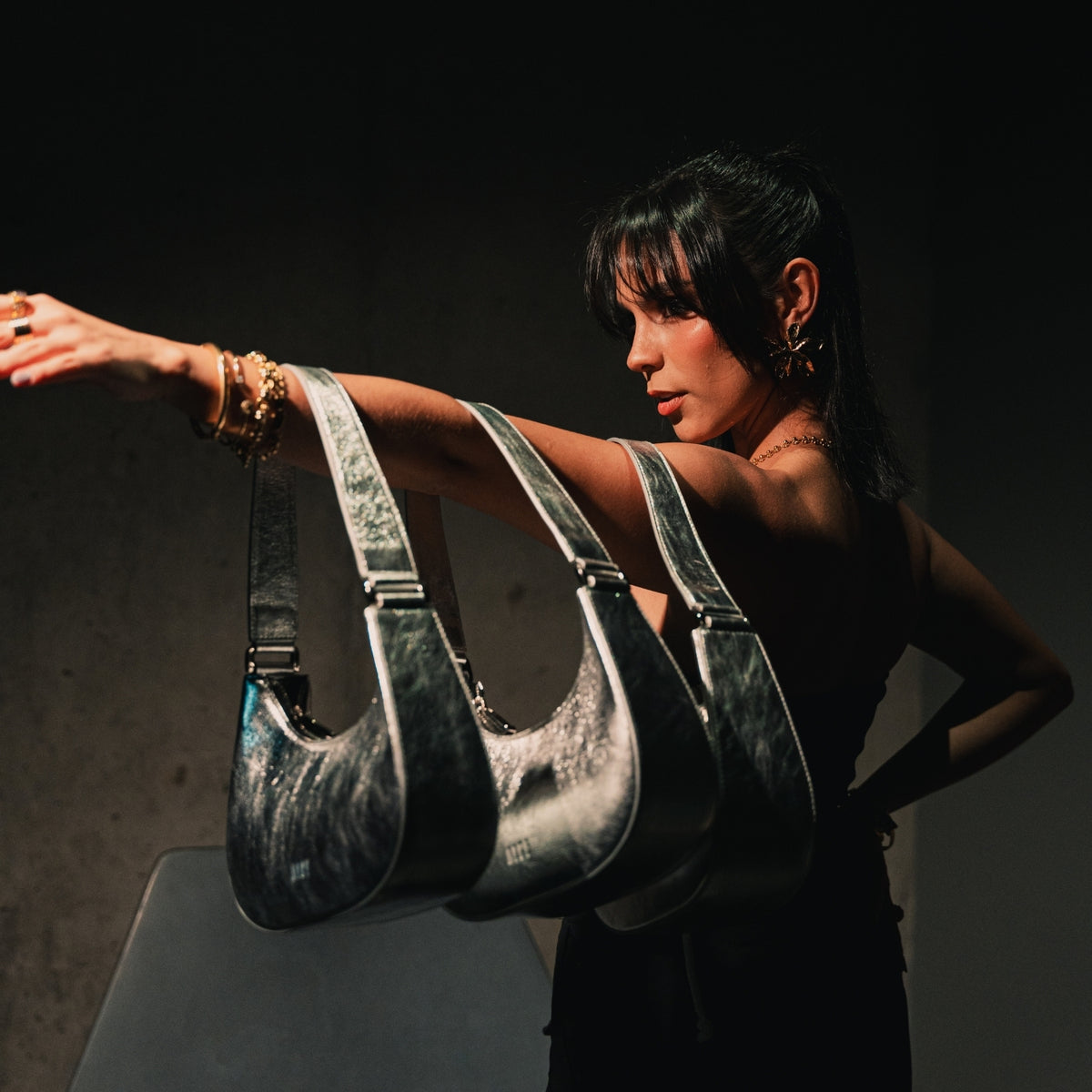 Bolso medialuna plateada