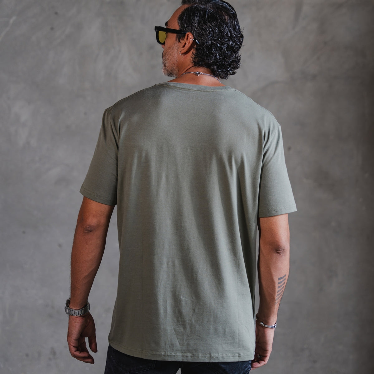 Camiseta insignia verde oliva