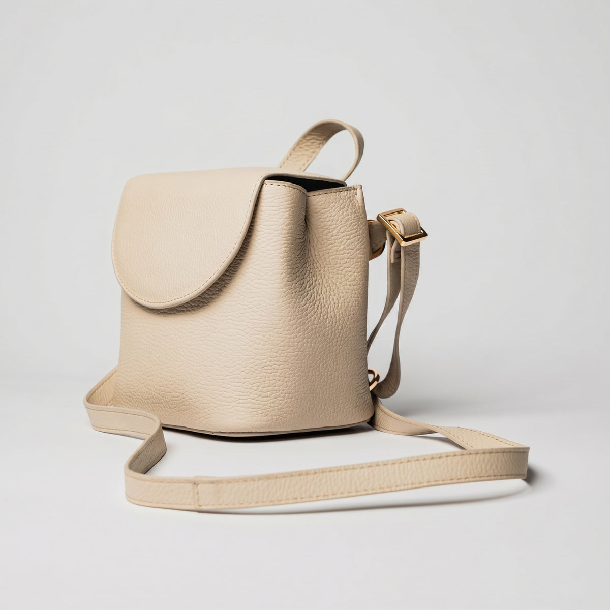 Bolso mini morral beige