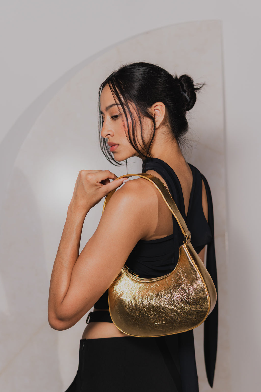 MEDIA LUNA BAG DORADA