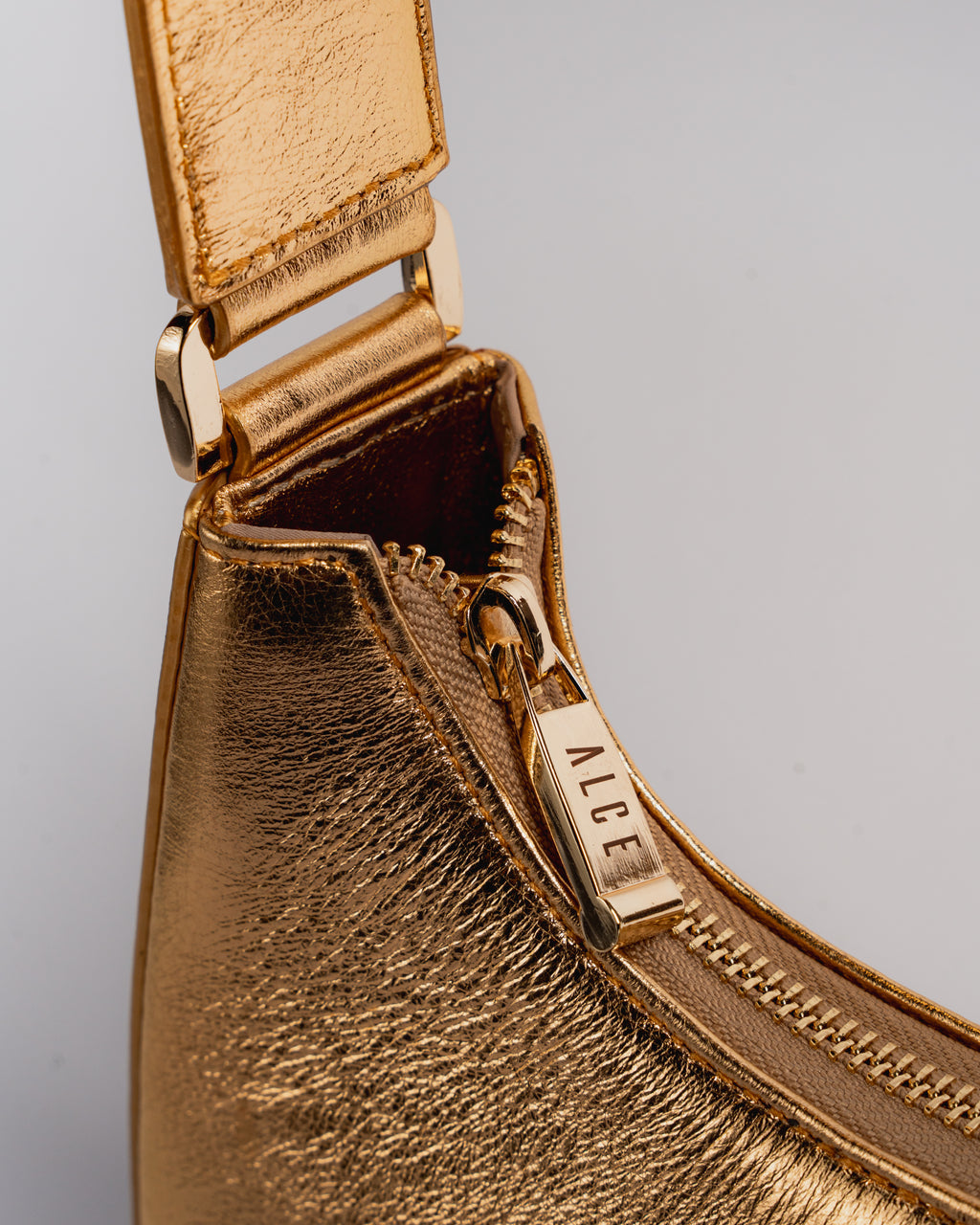 MEDIA LUNA BAG DORADA