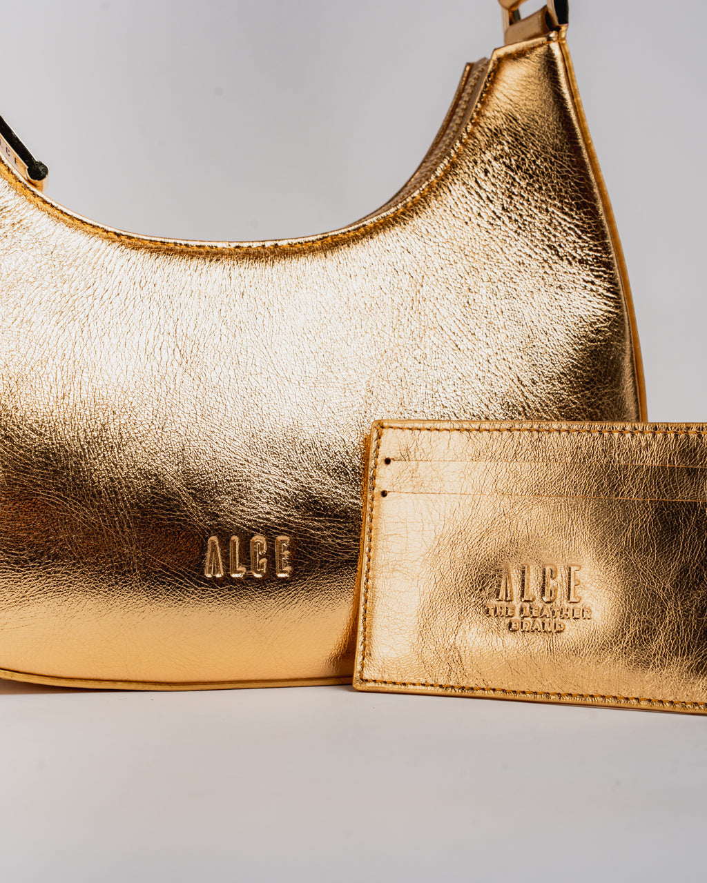 MEDIA LUNA BAG DORADA