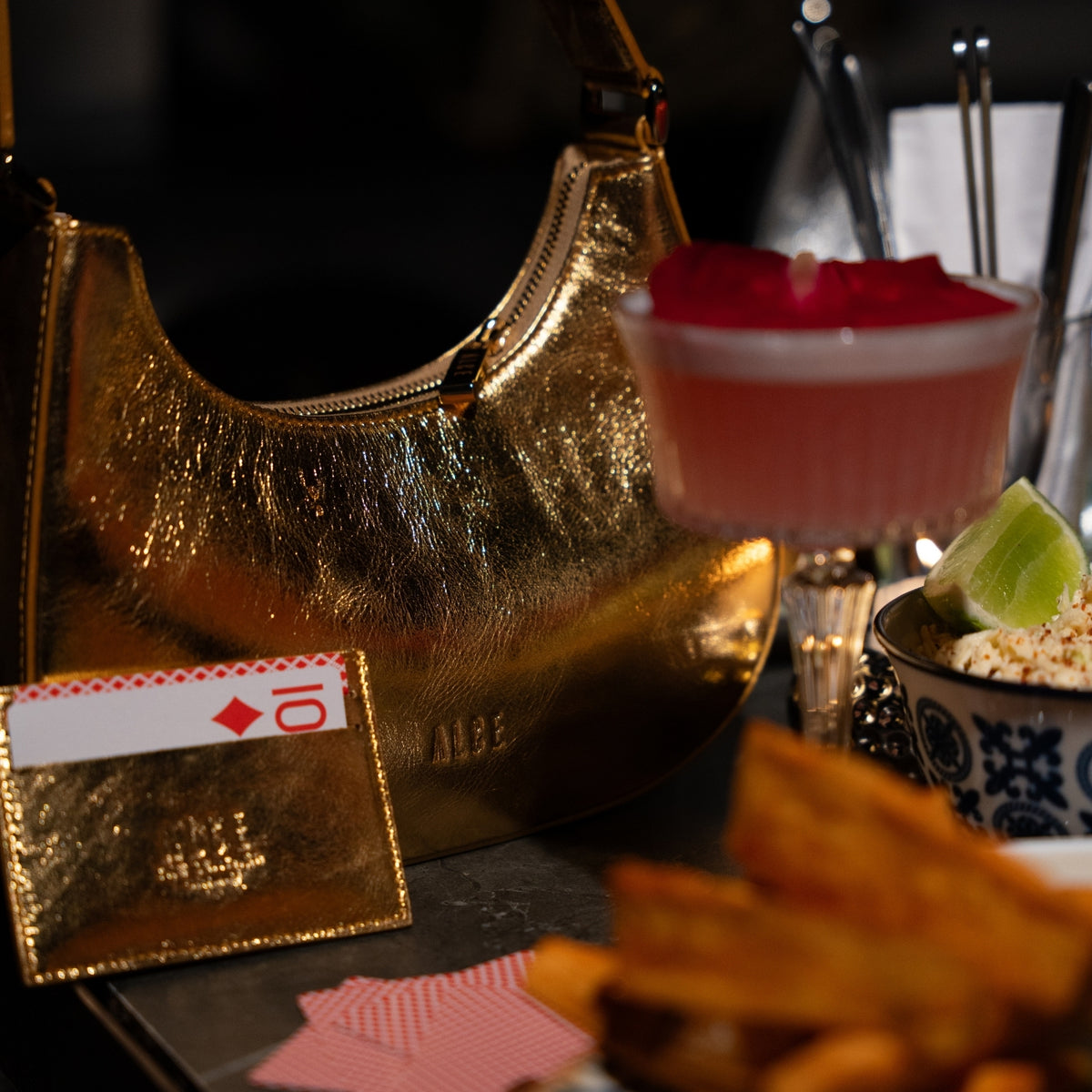 Bolso medialuna dorada