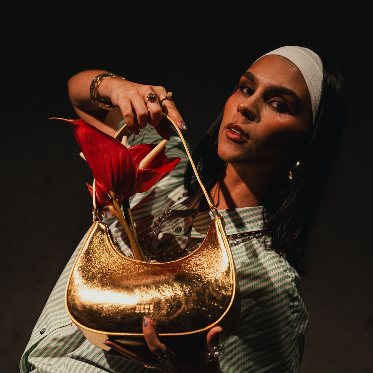 Bolso medialuna dorada