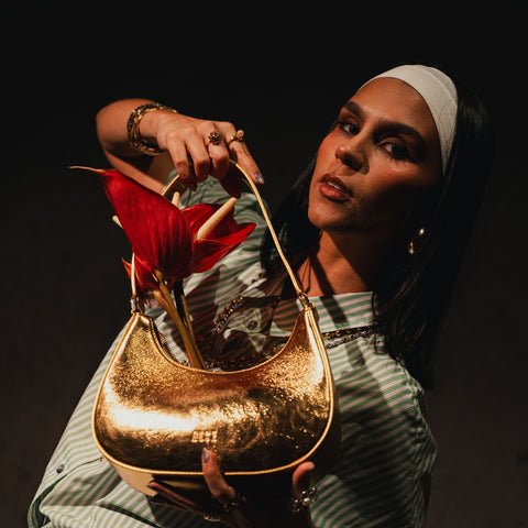 Bolso medialuna dorada