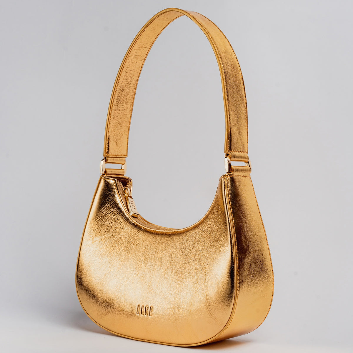 Bolso medialuna dorada