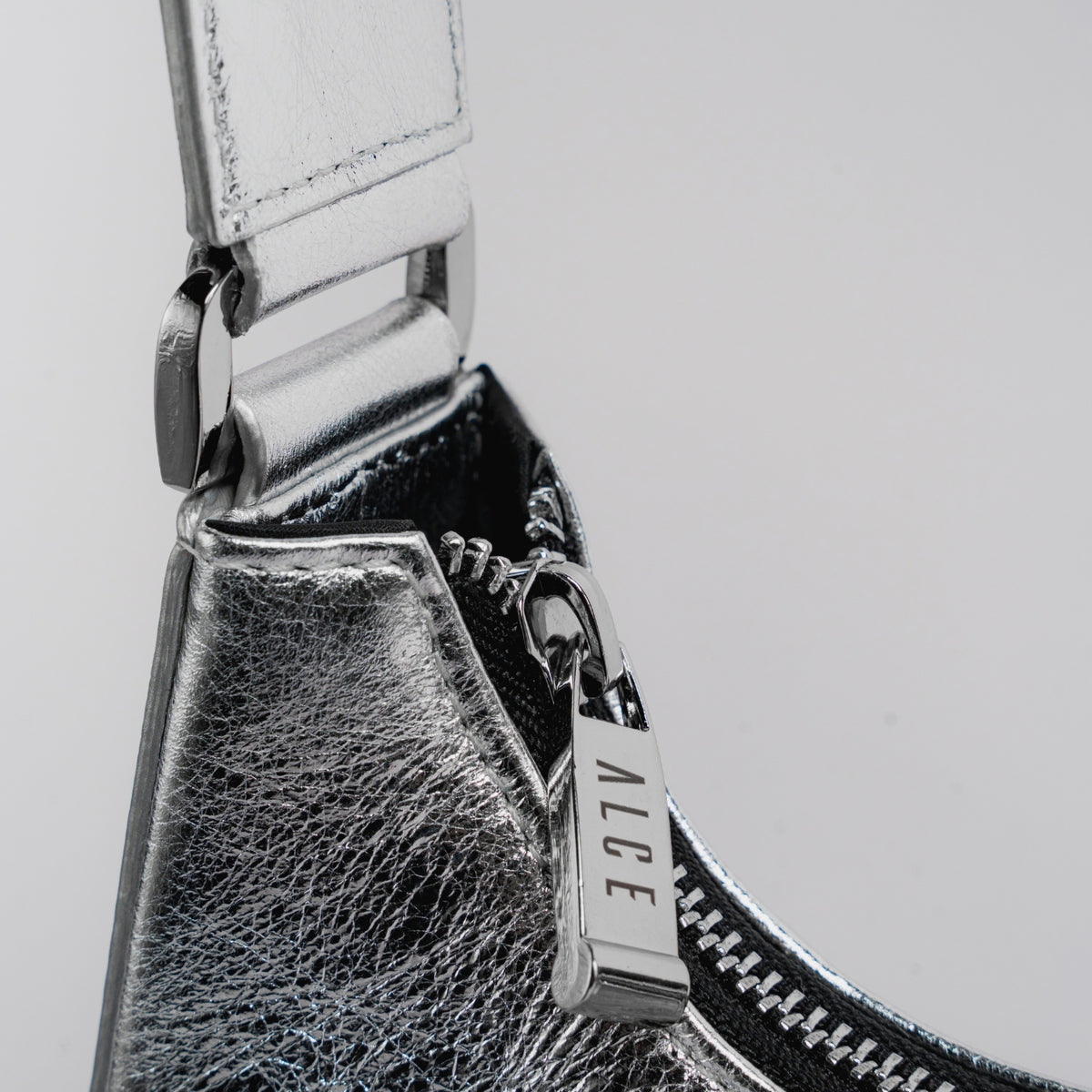 Bolso medialuna plateada