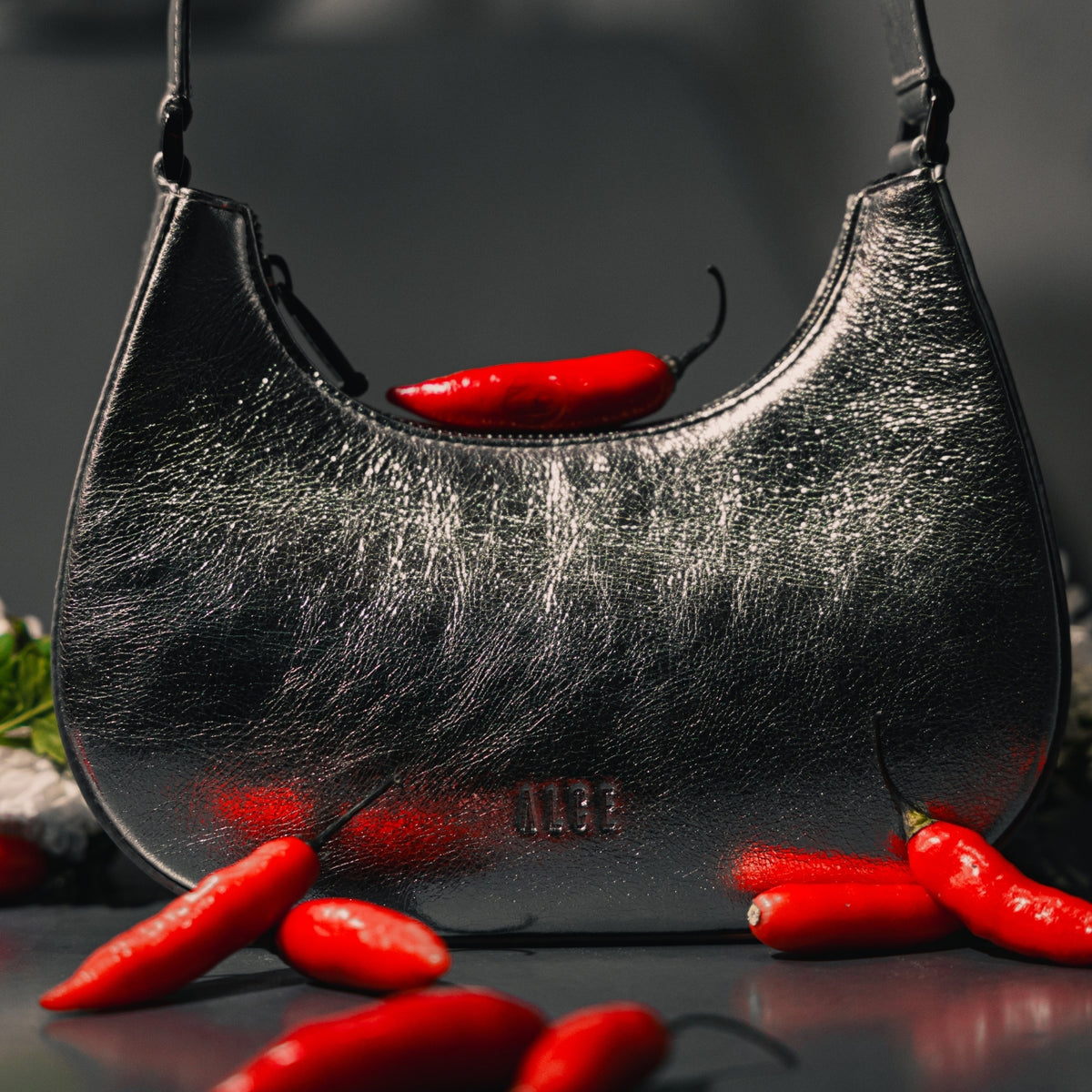 Bolso medialuna plateada