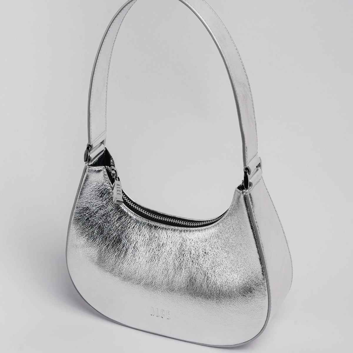 Bolso medialuna plateada