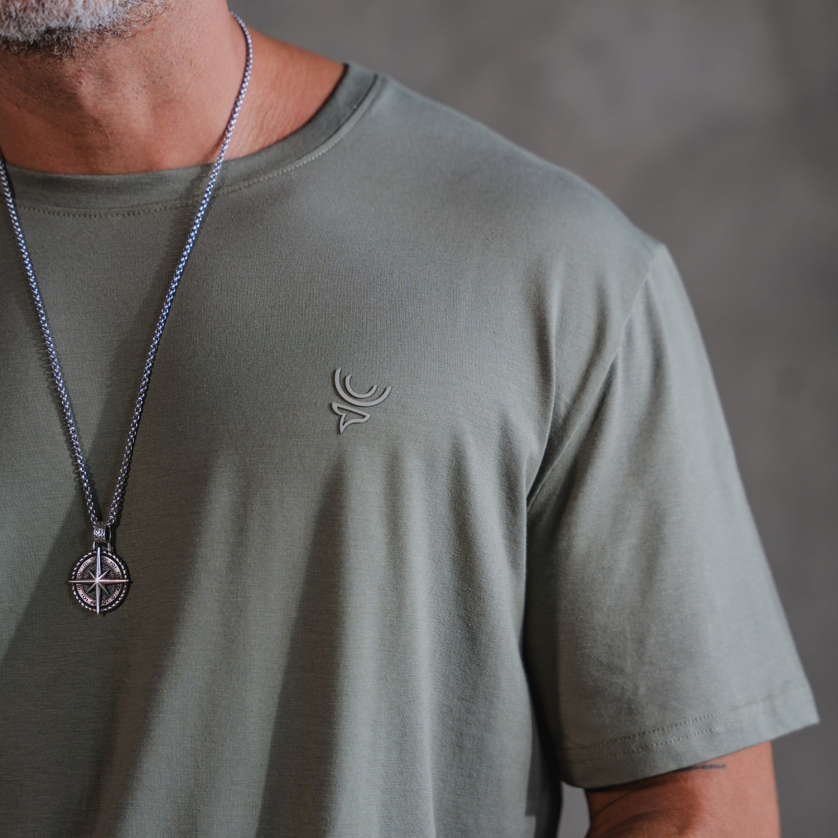 Camiseta insignia verde oliva
