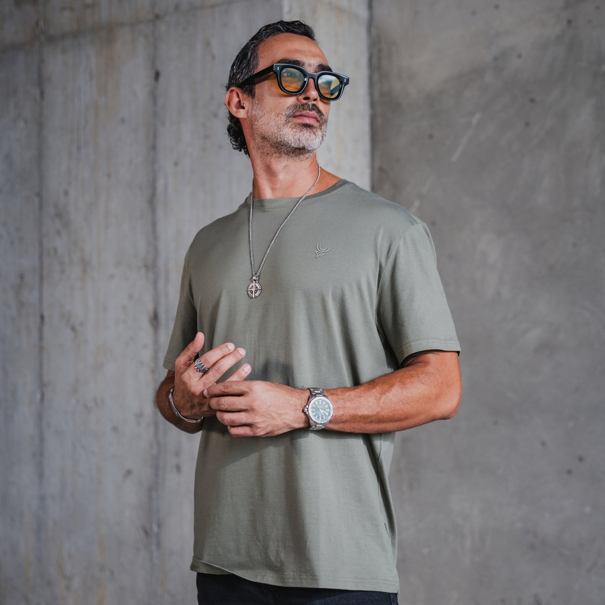 Camiseta insignia verde oliva